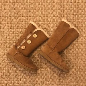BUTTON UGG BOOTS, BROWN WITH FUR LINING